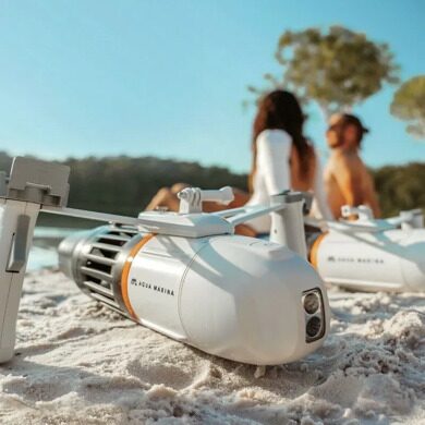 aqua_marina_plavnik_s_elektromotorompodvodnyj_skuter_bluedrive_x-na-peske.webp