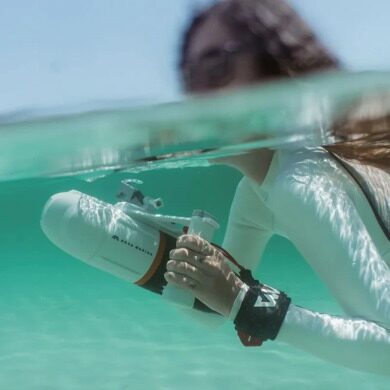 aqua_marina_plavnik_s_elektromotorompodvodnyj_skuter_bluedrive_x-v-vode.webp